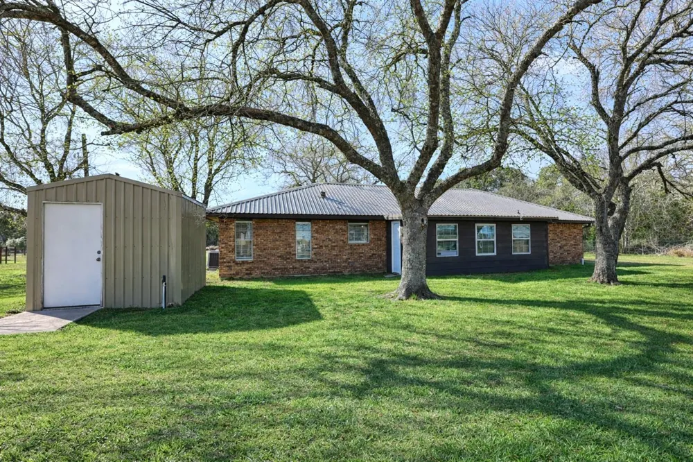 1055 Cr 214 Weimar, TX 78962