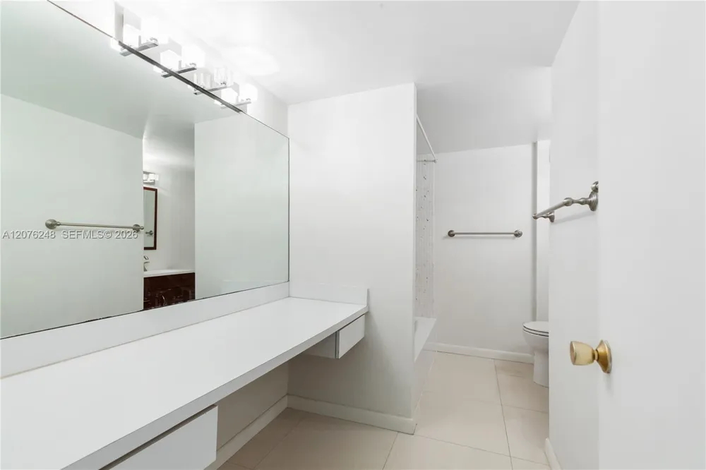 210 Sea View Dr #207 Key Biscayne, FL 33149