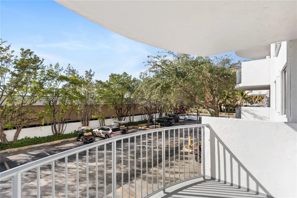 210 Sea View Dr #207 Key Biscayne, FL 33149