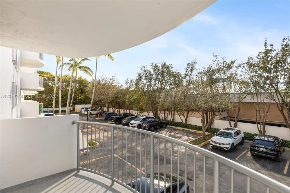 210 Sea View Dr #207 Key Biscayne, FL 33149
