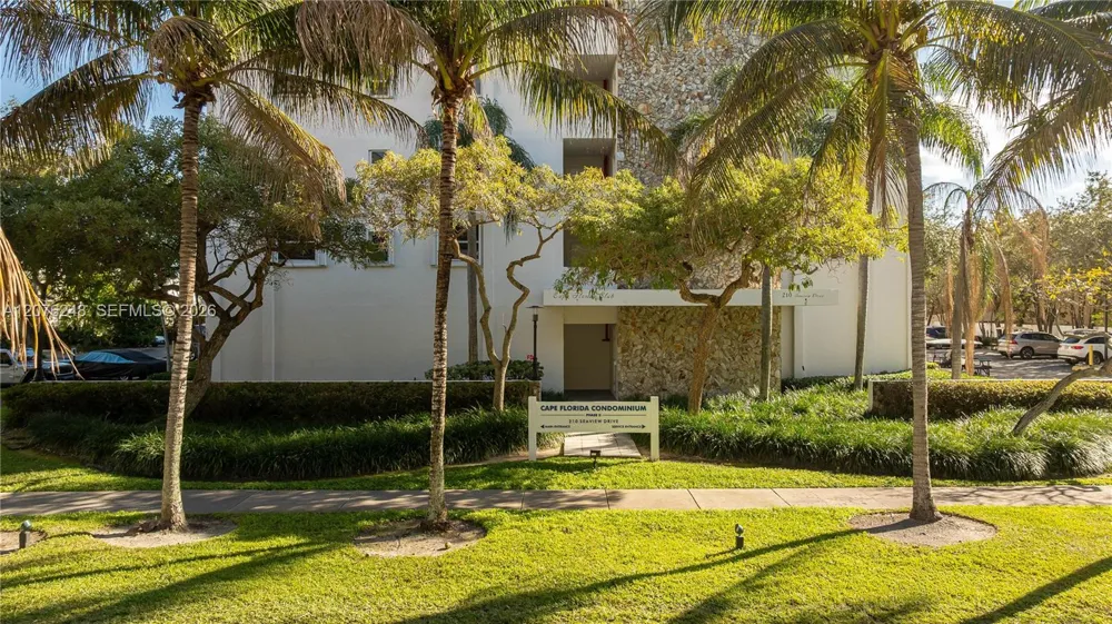 210 Sea View Dr #207 Key Biscayne, FL 33149