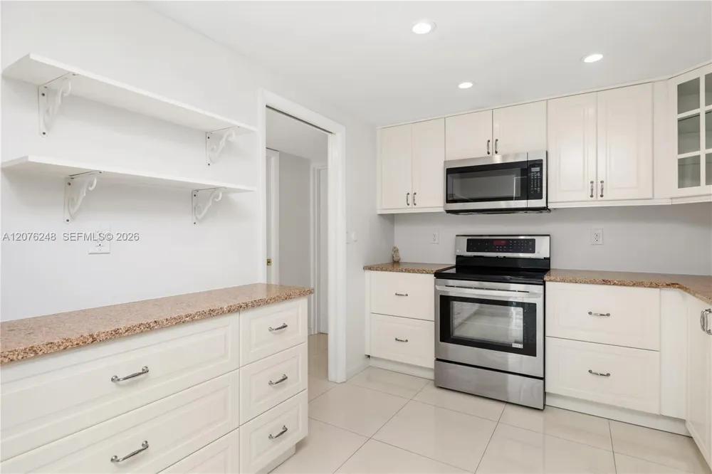 210 Sea View Dr #207 Key Biscayne, FL 33149