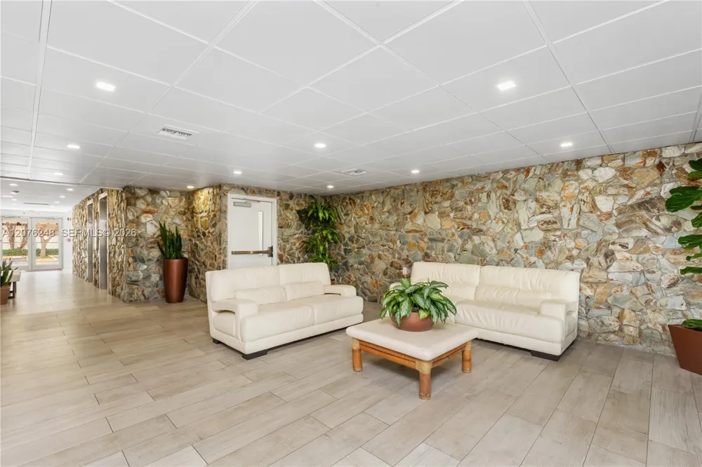 210 Sea View Dr #207 Key Biscayne, FL 33149
