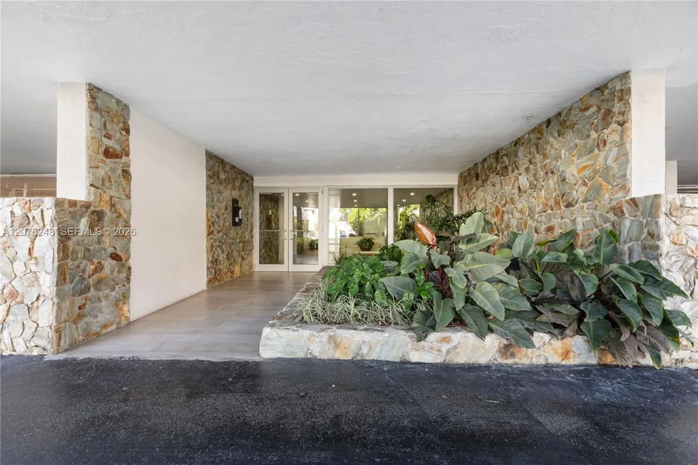210 Sea View Dr #207 Key Biscayne, FL 33149