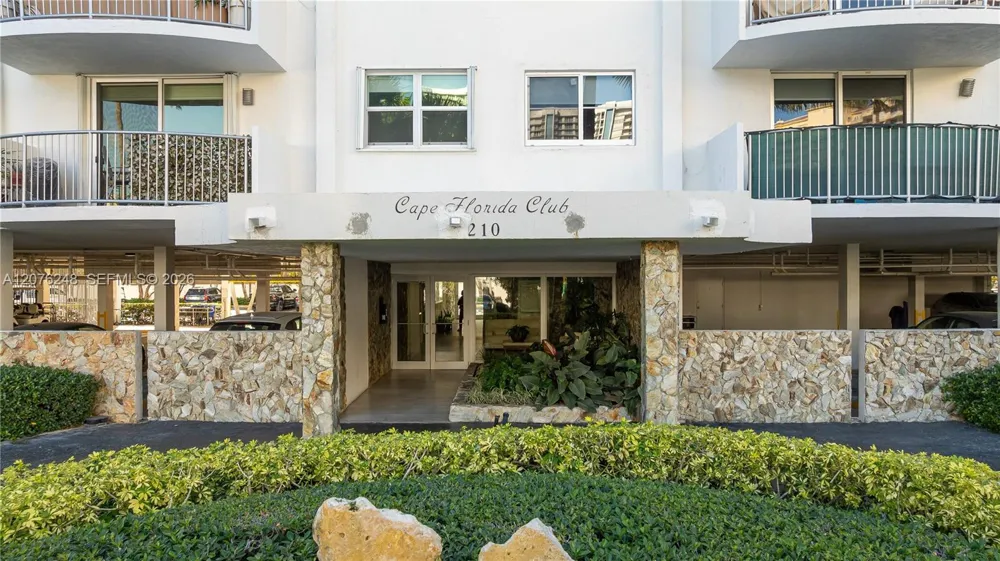 210 Sea View Dr #207 Key Biscayne, FL 33149