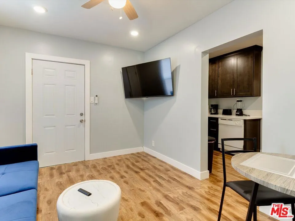 11472 VENTURA #B Studio City, CA 91604