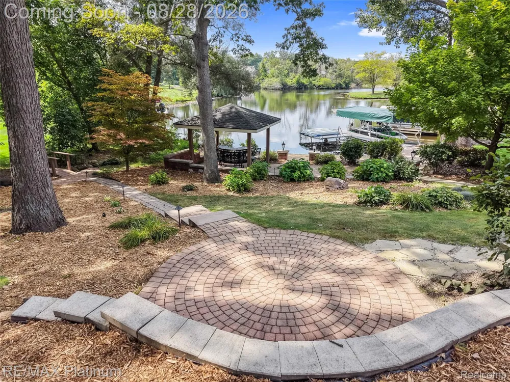 3129 SAND PEBBLE COVE DRIVE Hamburg Township, MI 48169