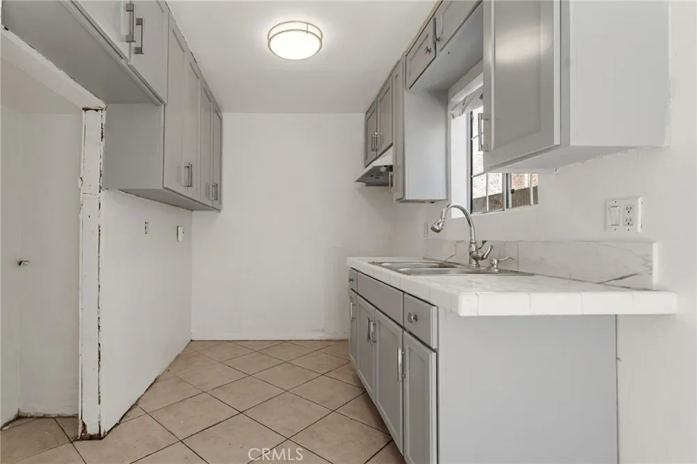 536 S Sadler Los Angeles, CA 90022
