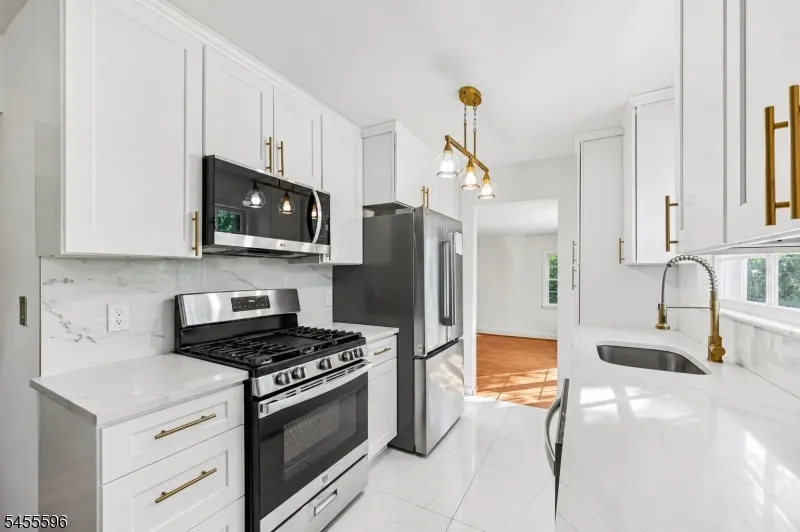 18 Mountainside Dr Wayne, NJ 07470