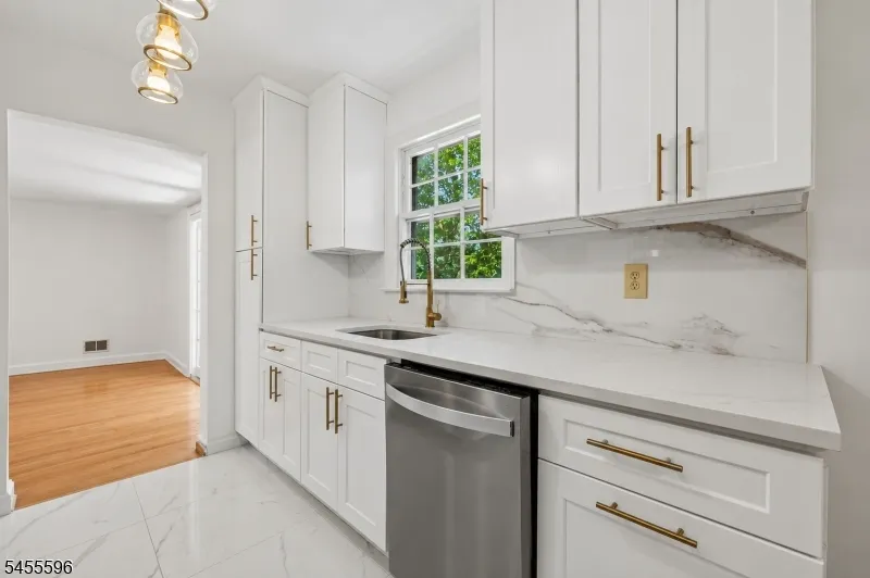 18 Mountainside Dr Wayne, NJ 07470