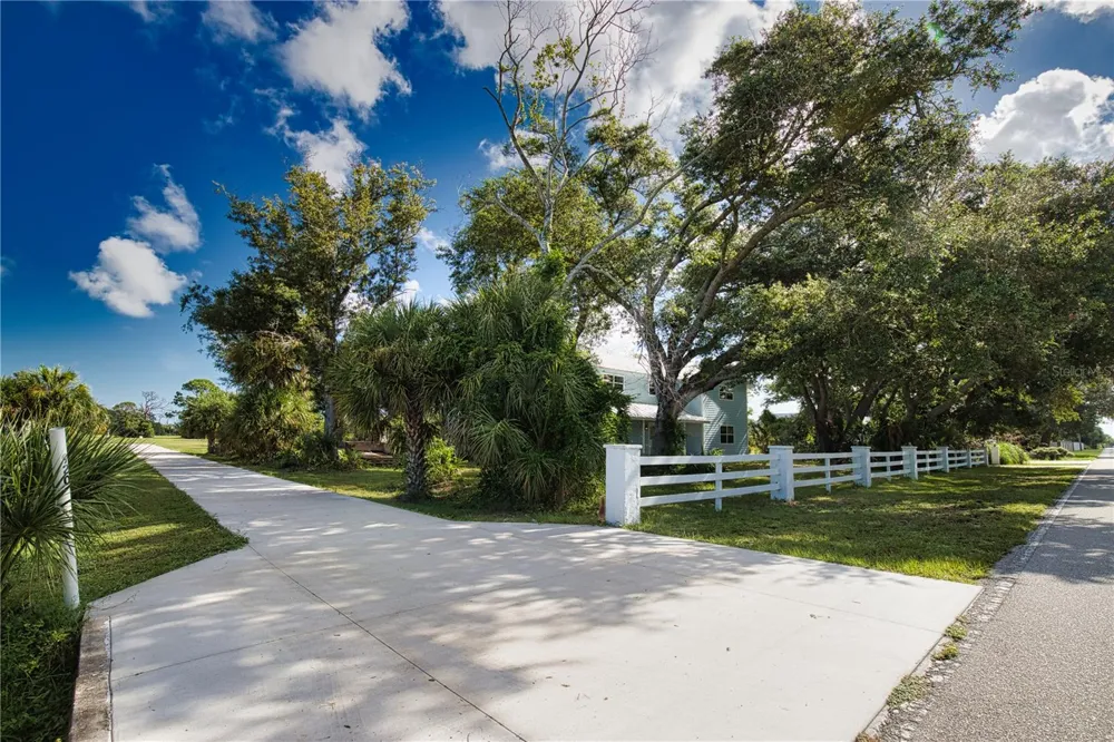 916 BAYSHORE DRIVE Englewood, FL 34223