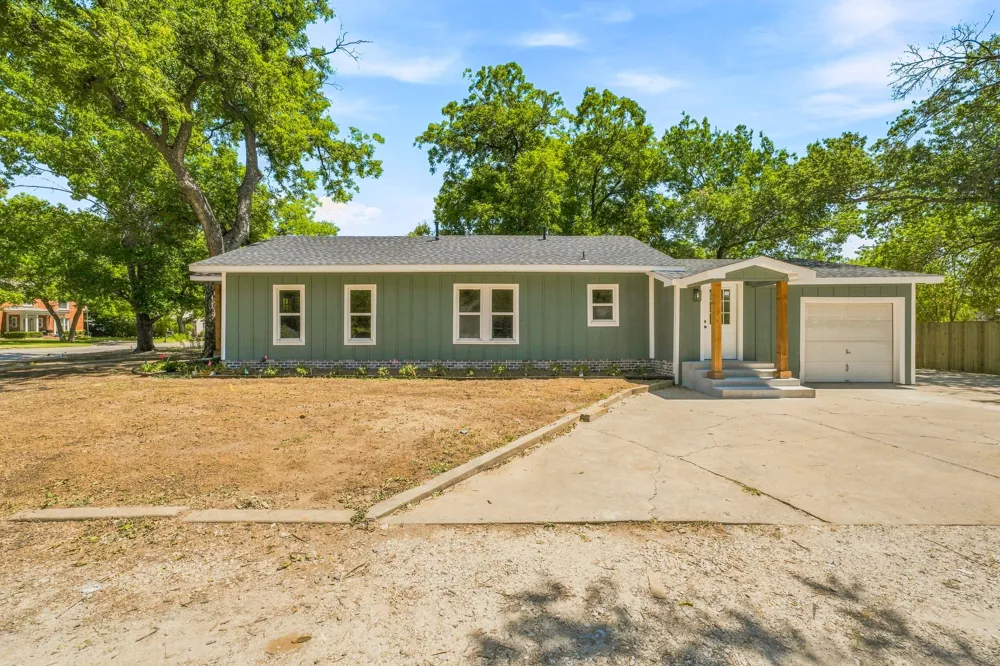 910 3rd Street Graham, TX 76450