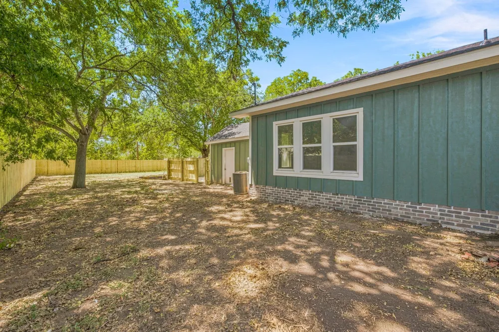 910 3rd Street Graham, TX 76450