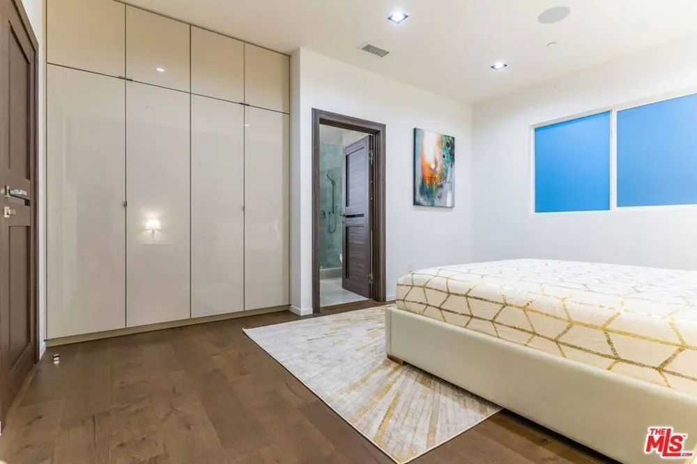 11246 Kling Street North Hollywood, CA 91602