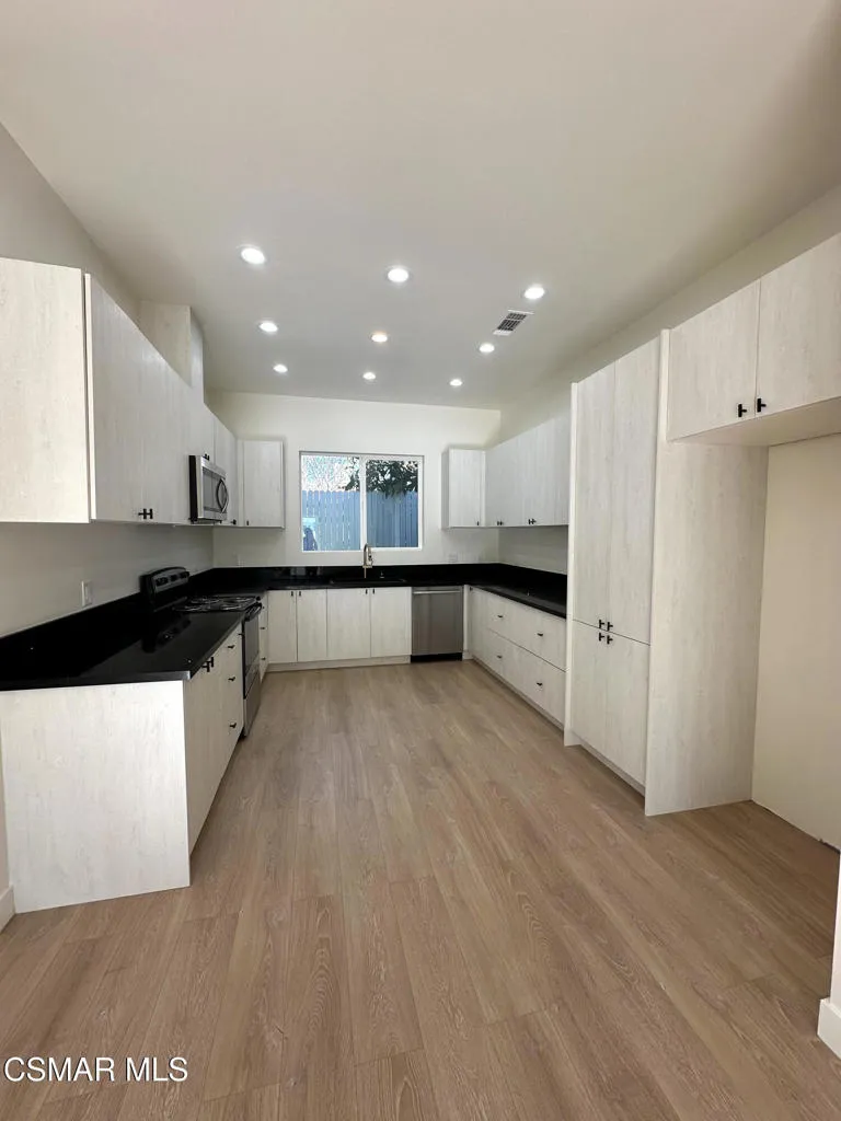 8515 Vanalden Avenue Northridge, CA 91324