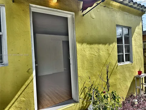 1935 Lincoln St #2