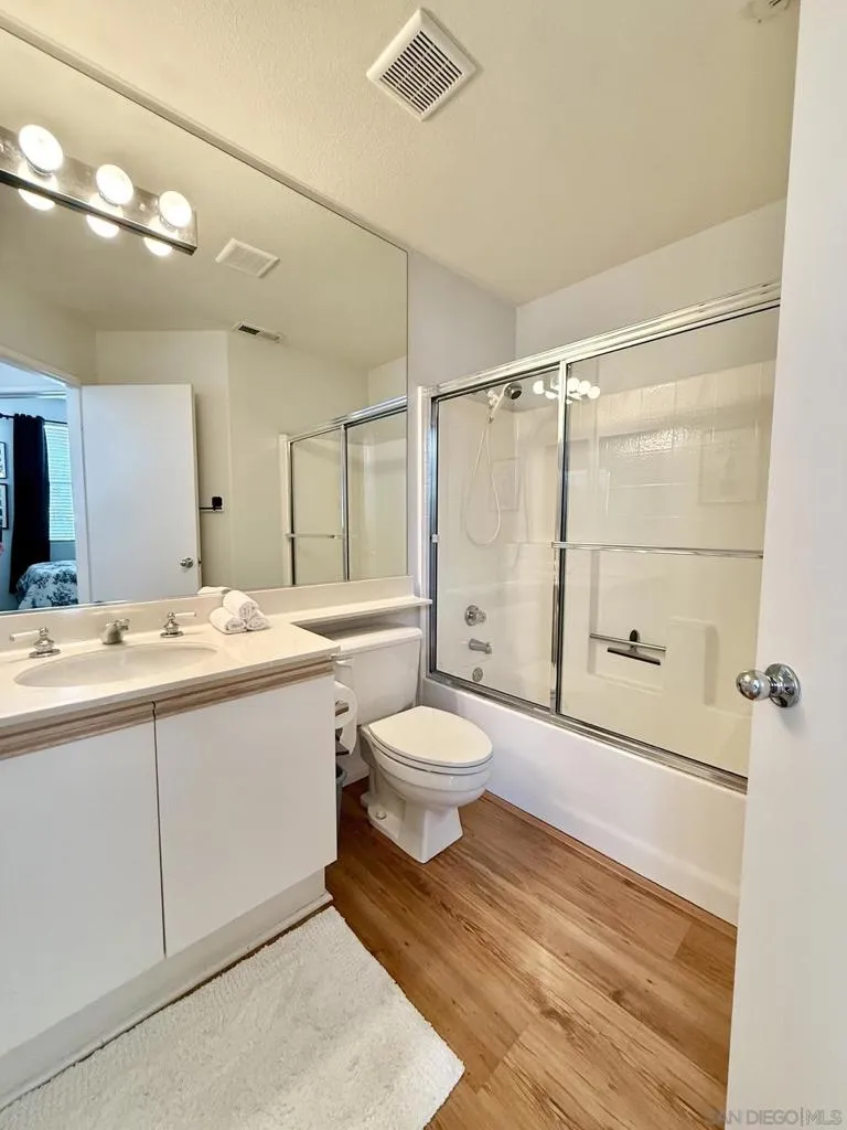 992 S Country Glen Way Anaheim, CA 92808