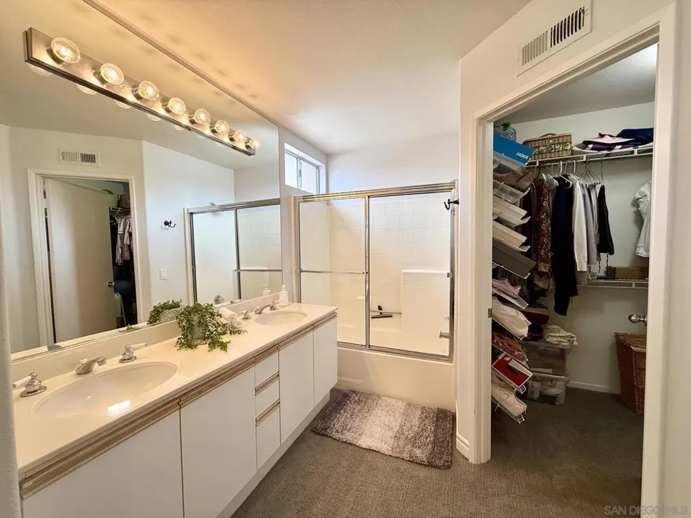 992 S Country Glen Way Anaheim, CA 92808