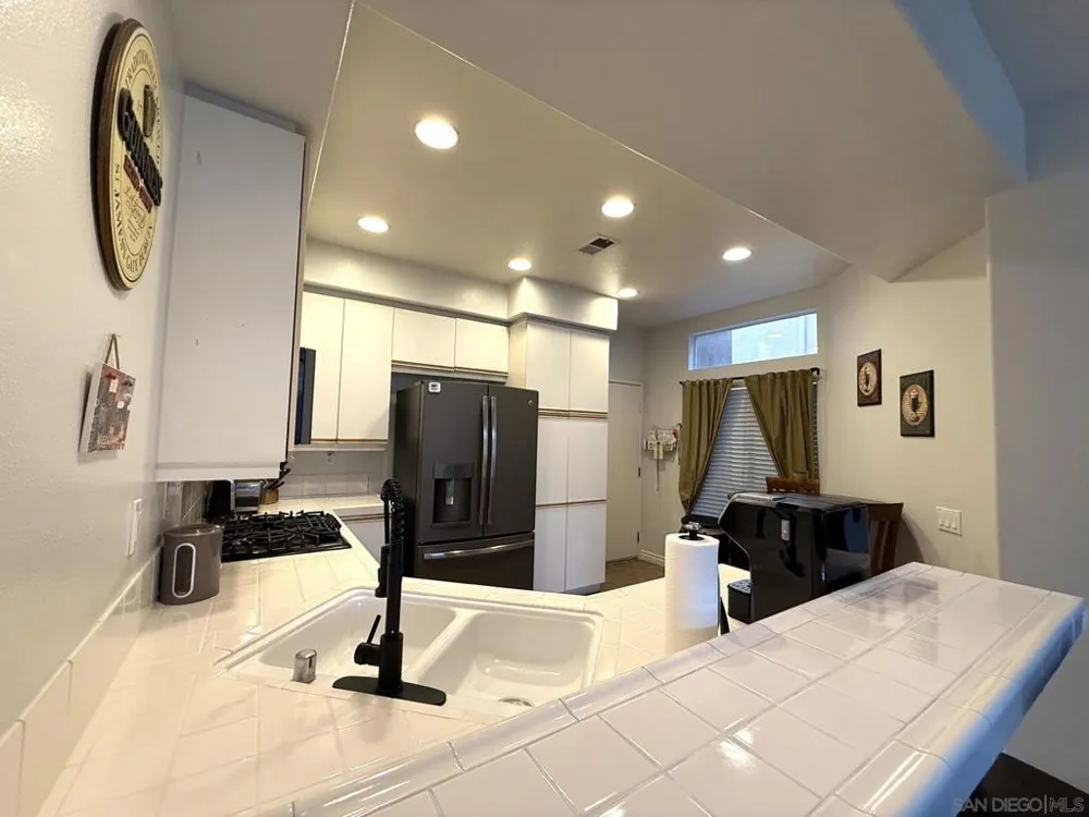992 S Country Glen Way Anaheim, CA 92808