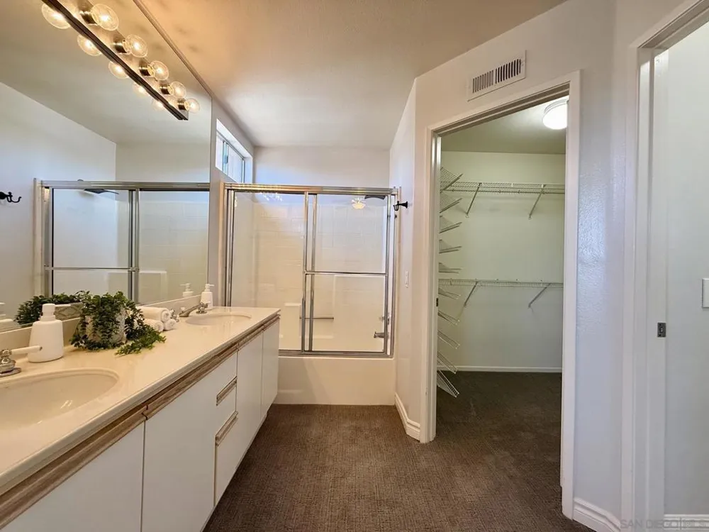 992 S Country Glen Way Anaheim, CA 92808