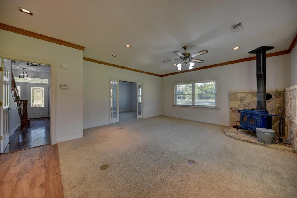 609 Piney Creek Road Bellville, TX 77418