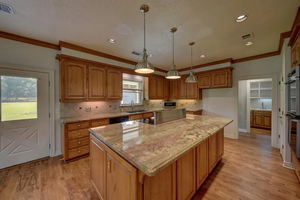 609 Piney Creek Road Bellville, TX 77418