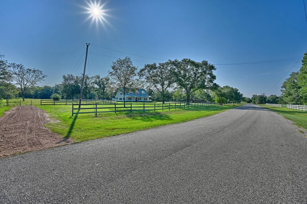 609 Piney Creek Road Bellville, TX 77418
