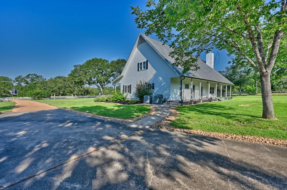 609 Piney Creek Road Bellville, TX 77418