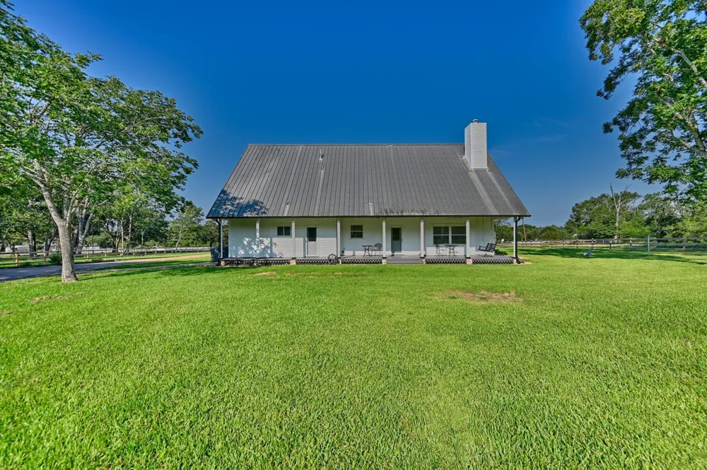 609 Piney Creek Road Bellville, TX 77418