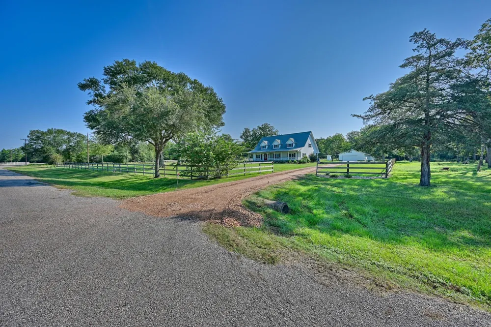 609 Piney Creek Road Bellville, TX 77418