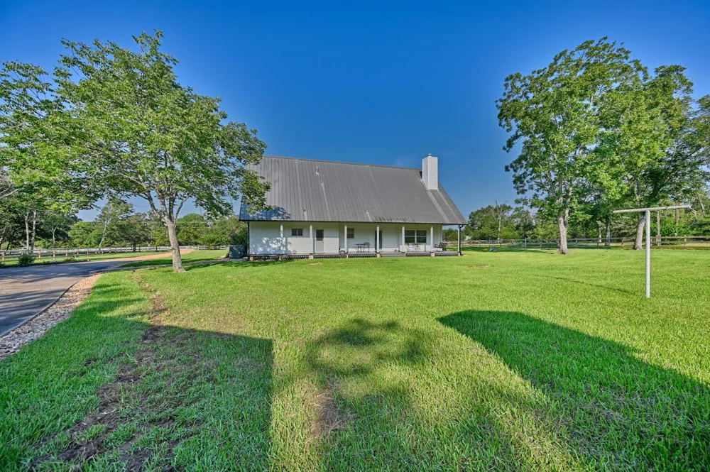 609 Piney Creek Road Bellville, TX 77418