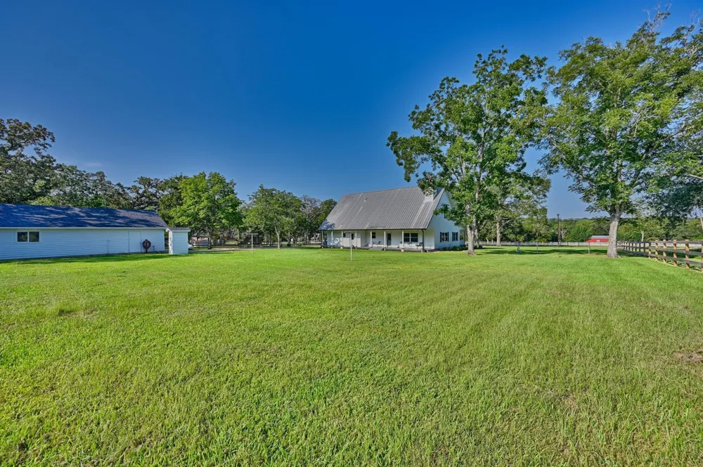 609 Piney Creek Road Bellville, TX 77418