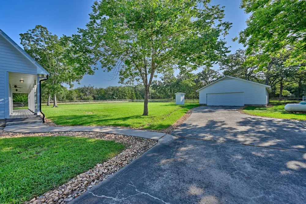 609 Piney Creek Road Bellville, TX 77418