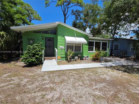 667 W Harbor Dr