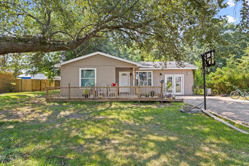 315 3rd Street Nederland, TX 77627