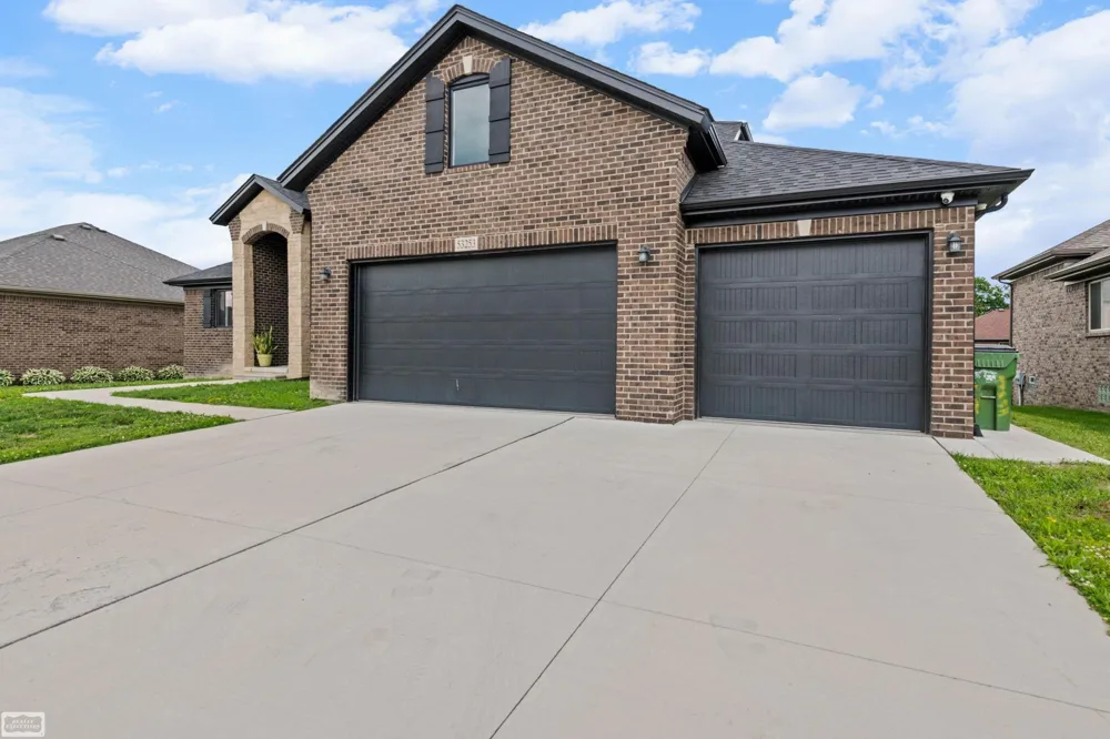43253 Sams Lane Chesterfield Township, MI 48047