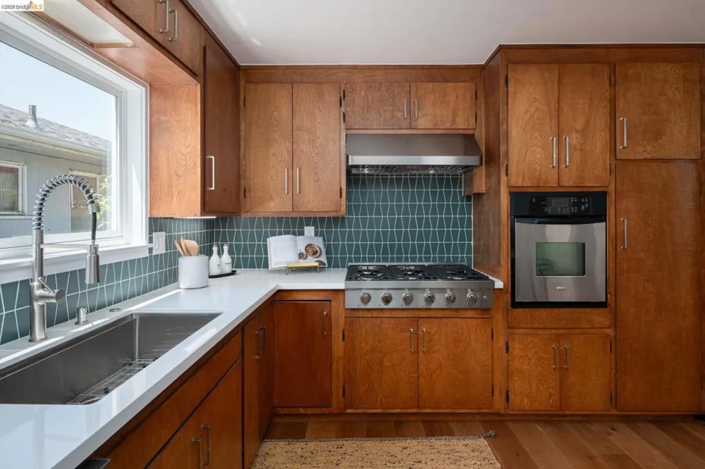 3230 Knowland Ave Oakland, CA 94619