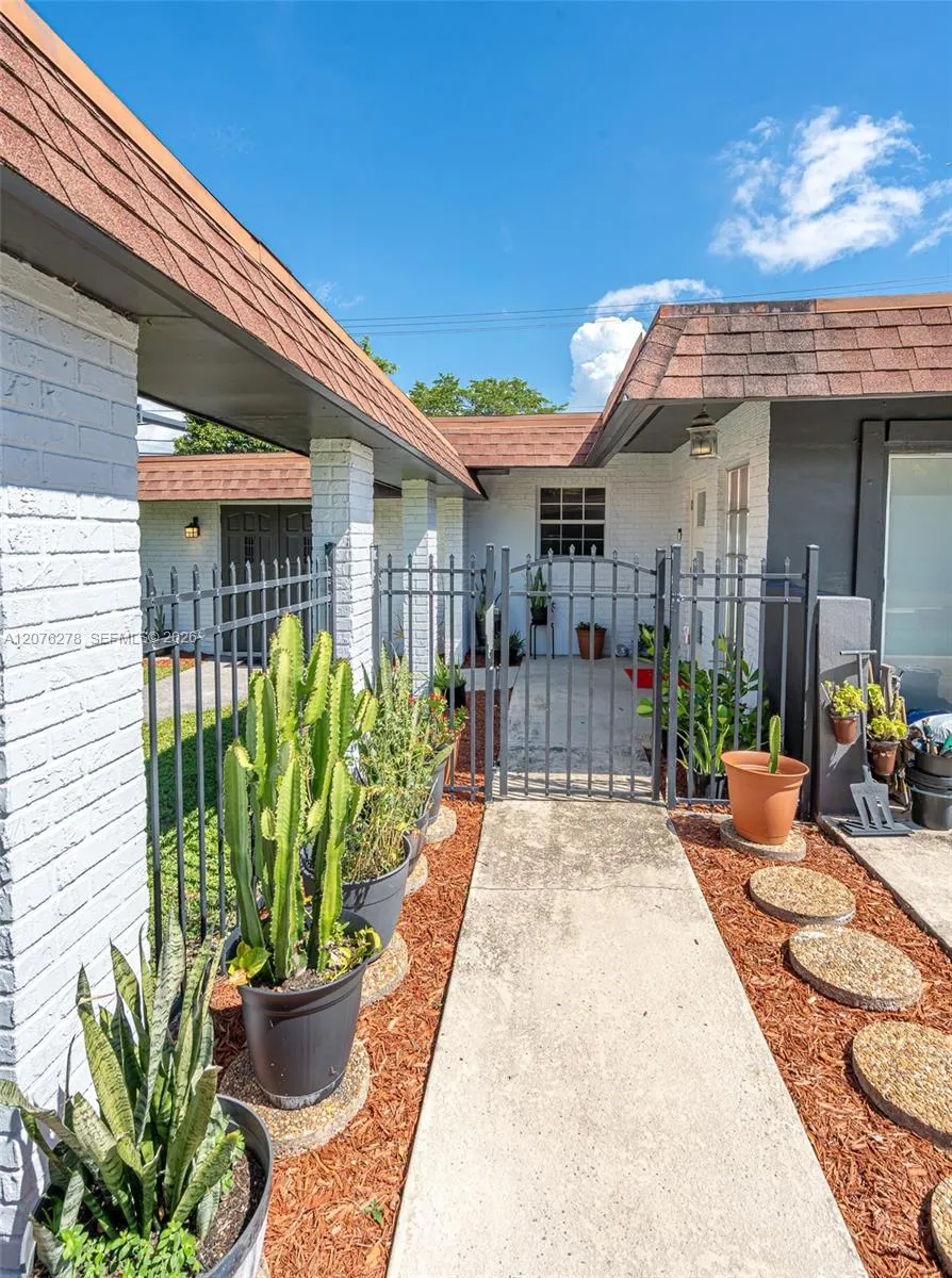10 SW 46th Ave Plantation, FL 33317