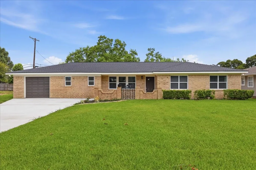 1716 Avenue E Nederland, TX 77627