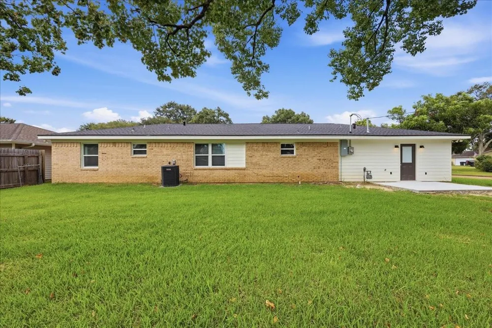 1716 Avenue E Nederland, TX 77627