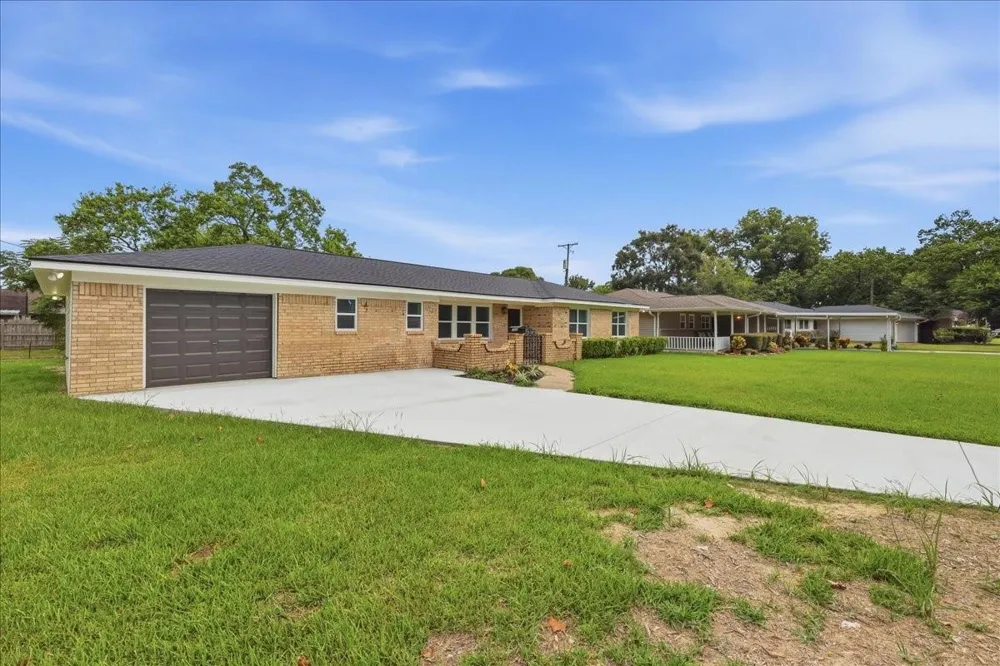 1716 Avenue E Nederland, TX 77627