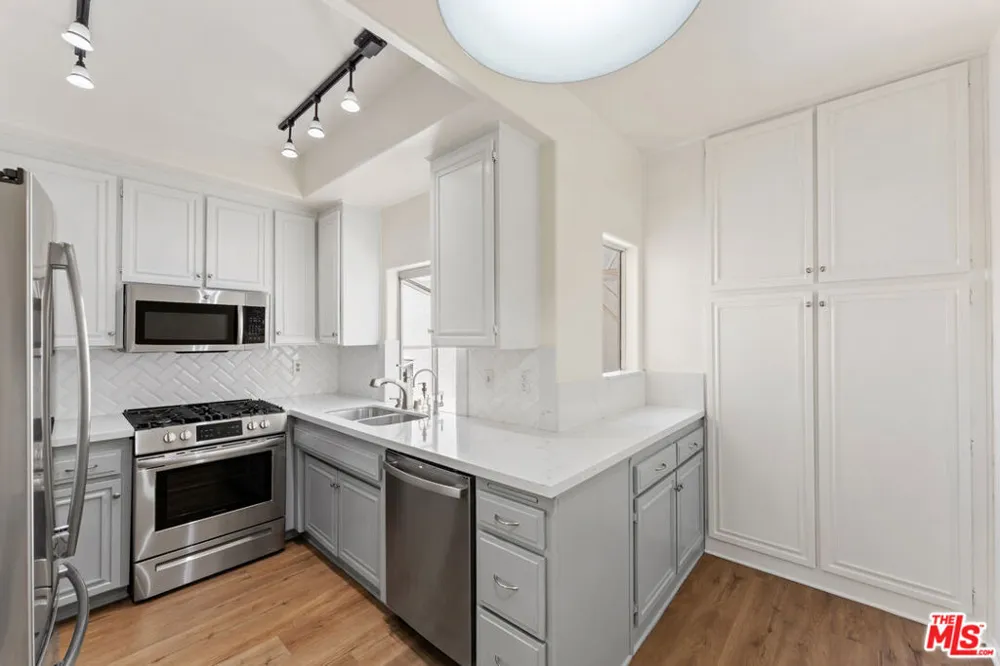 5145 Yarmouth Avenue #29 Encino, CA 91316