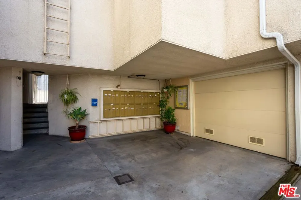 5145 Yarmouth Avenue #29 Encino, CA 91316