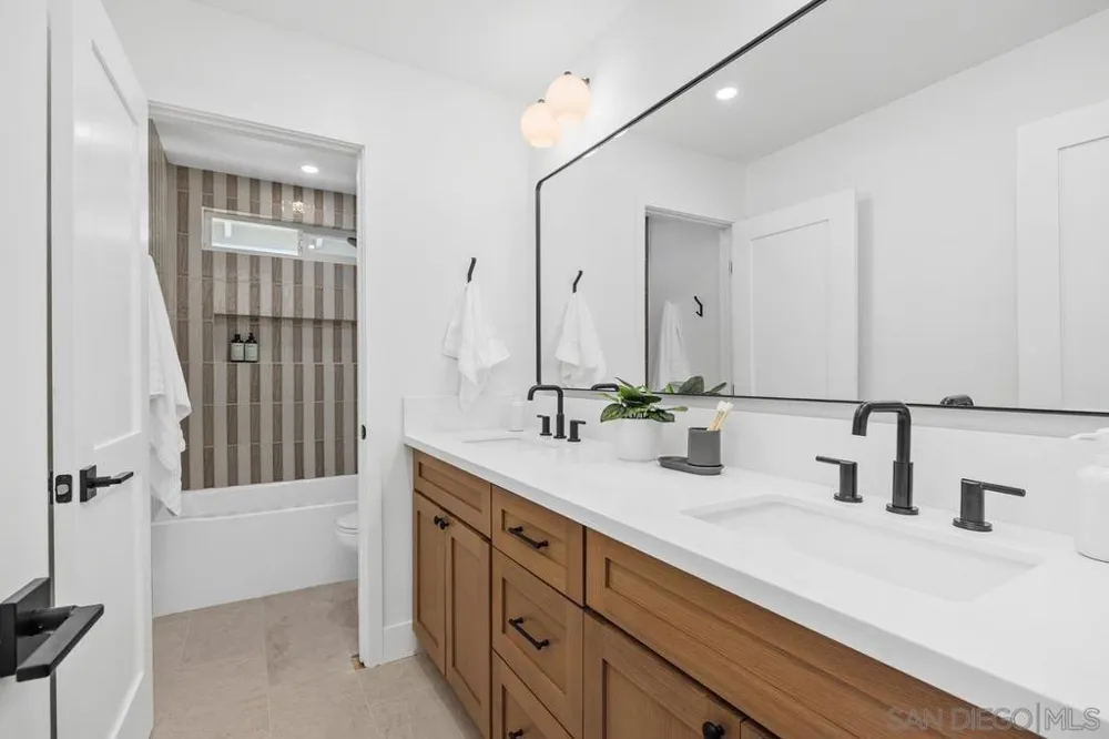 2120 Pintoresco Carlsbad, CA 92009