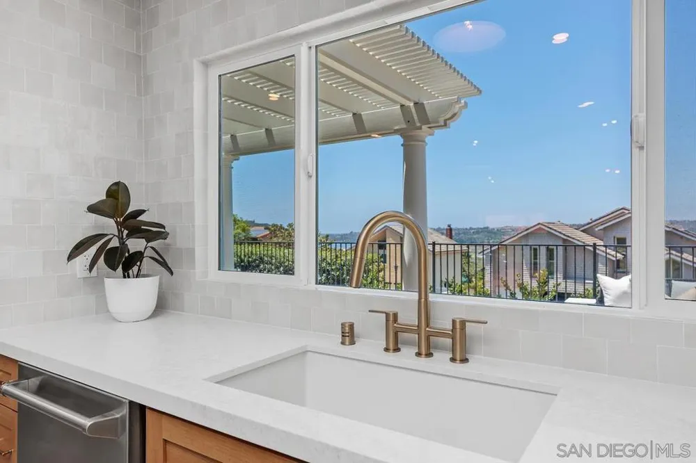 2120 Pintoresco Carlsbad, CA 92009