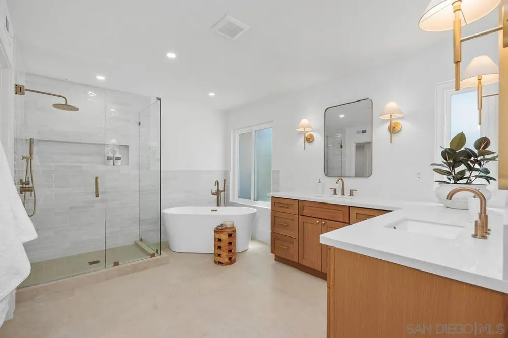 2120 Pintoresco Carlsbad, CA 92009