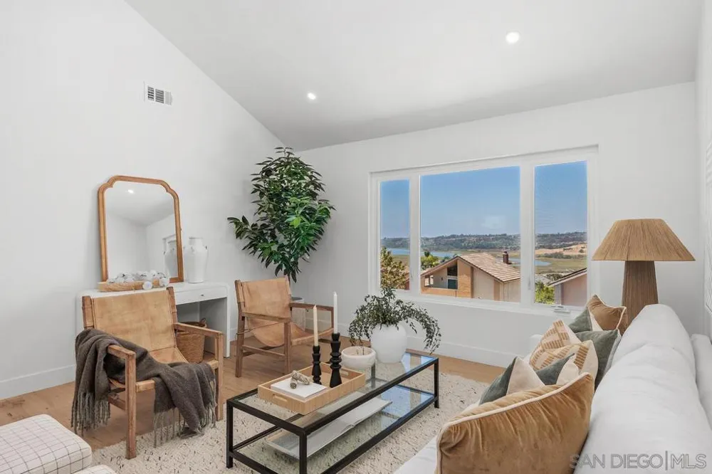 2120 Pintoresco Carlsbad, CA 92009