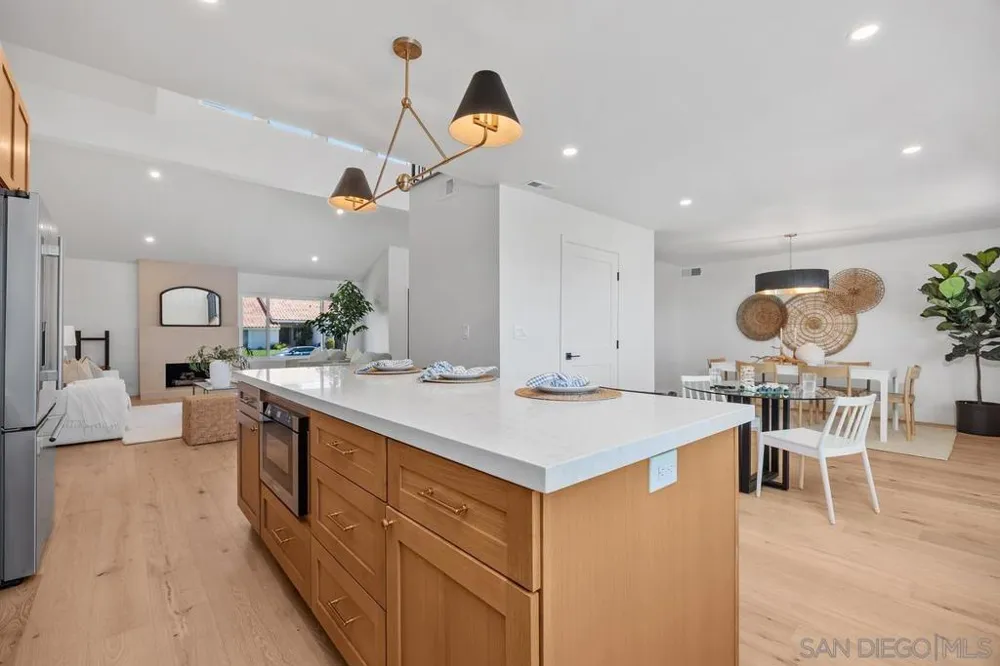 2120 Pintoresco Carlsbad, CA 92009