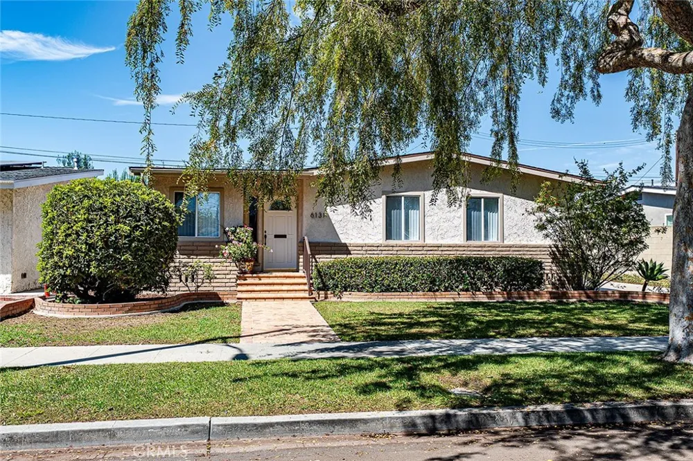 6131 E Benmore Long Beach, CA 90815
