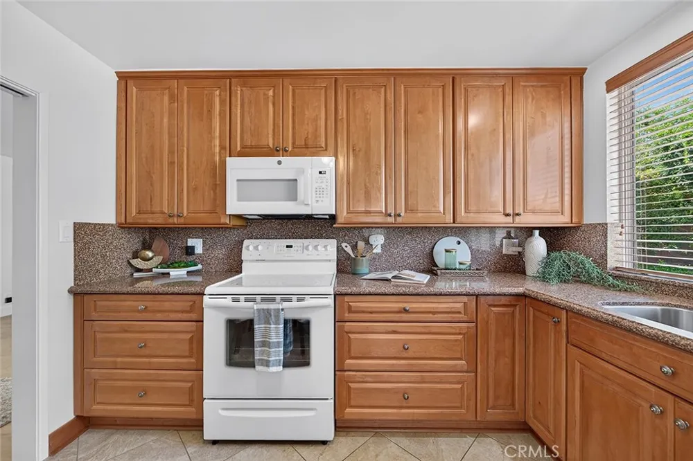 6131 E Benmore Long Beach, CA 90815